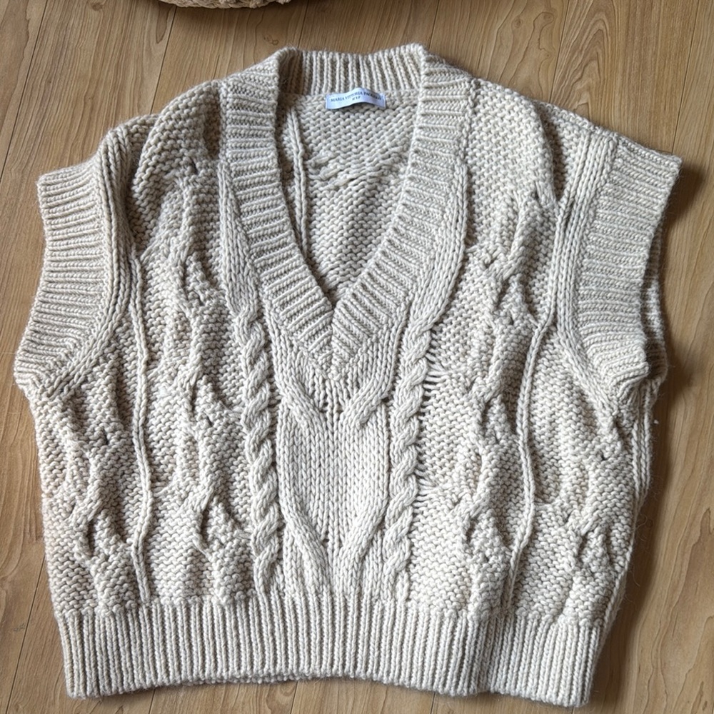 Cream V-Neck Sweater with Classic Knit Pattern